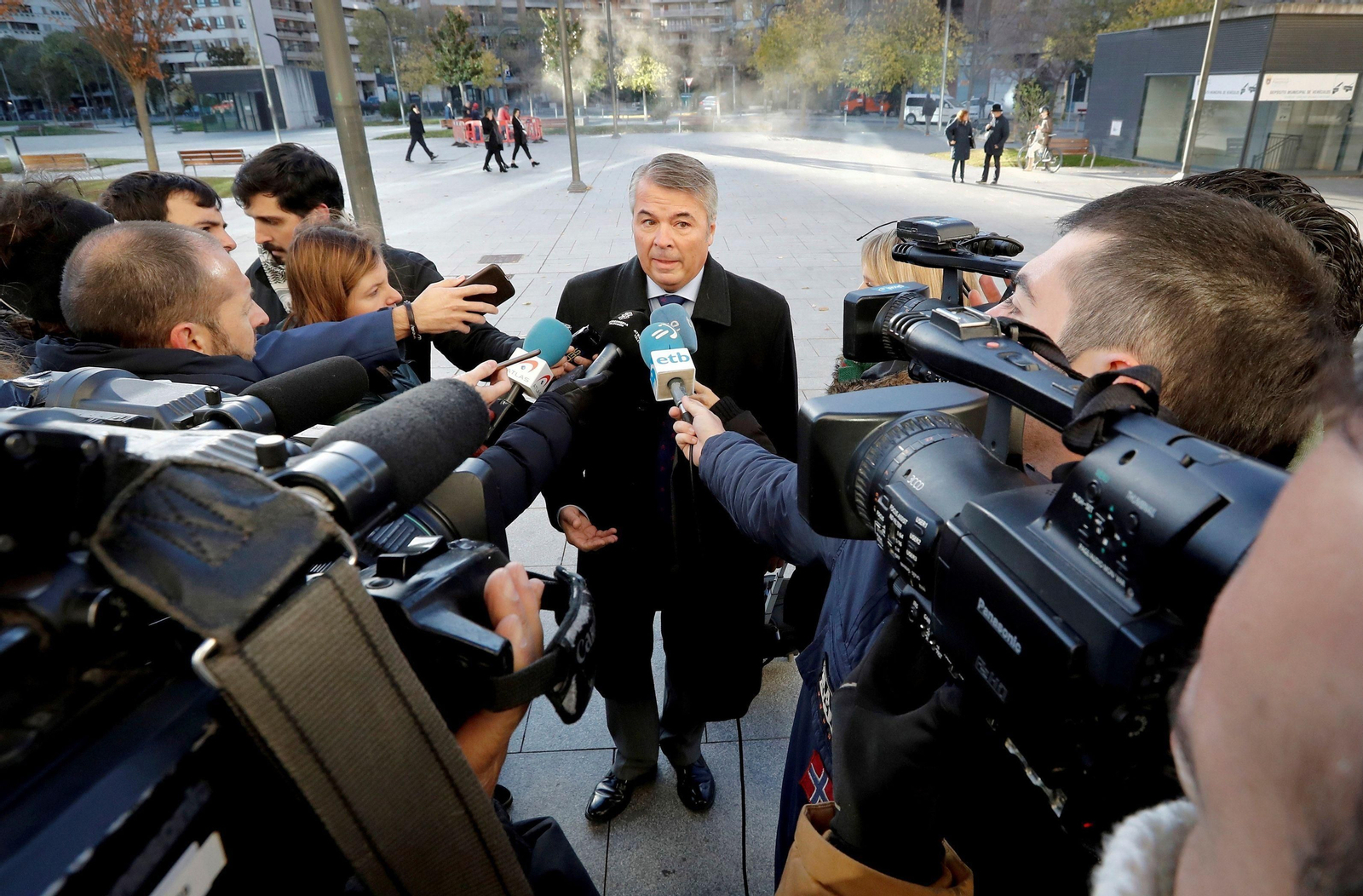 El abogado Agustín Martínez Becerra atiende a los periodistas en Pamplona.