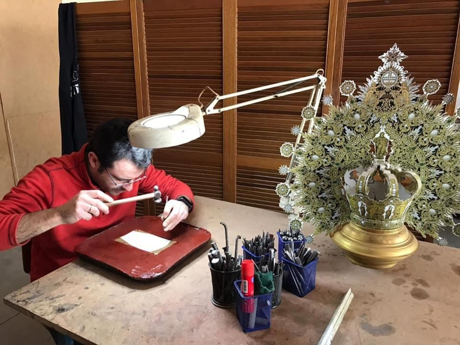 El orfebre Emilio León, durante el inicio de su trabajo de la nueva corona de la Virgen de la Esperanza.