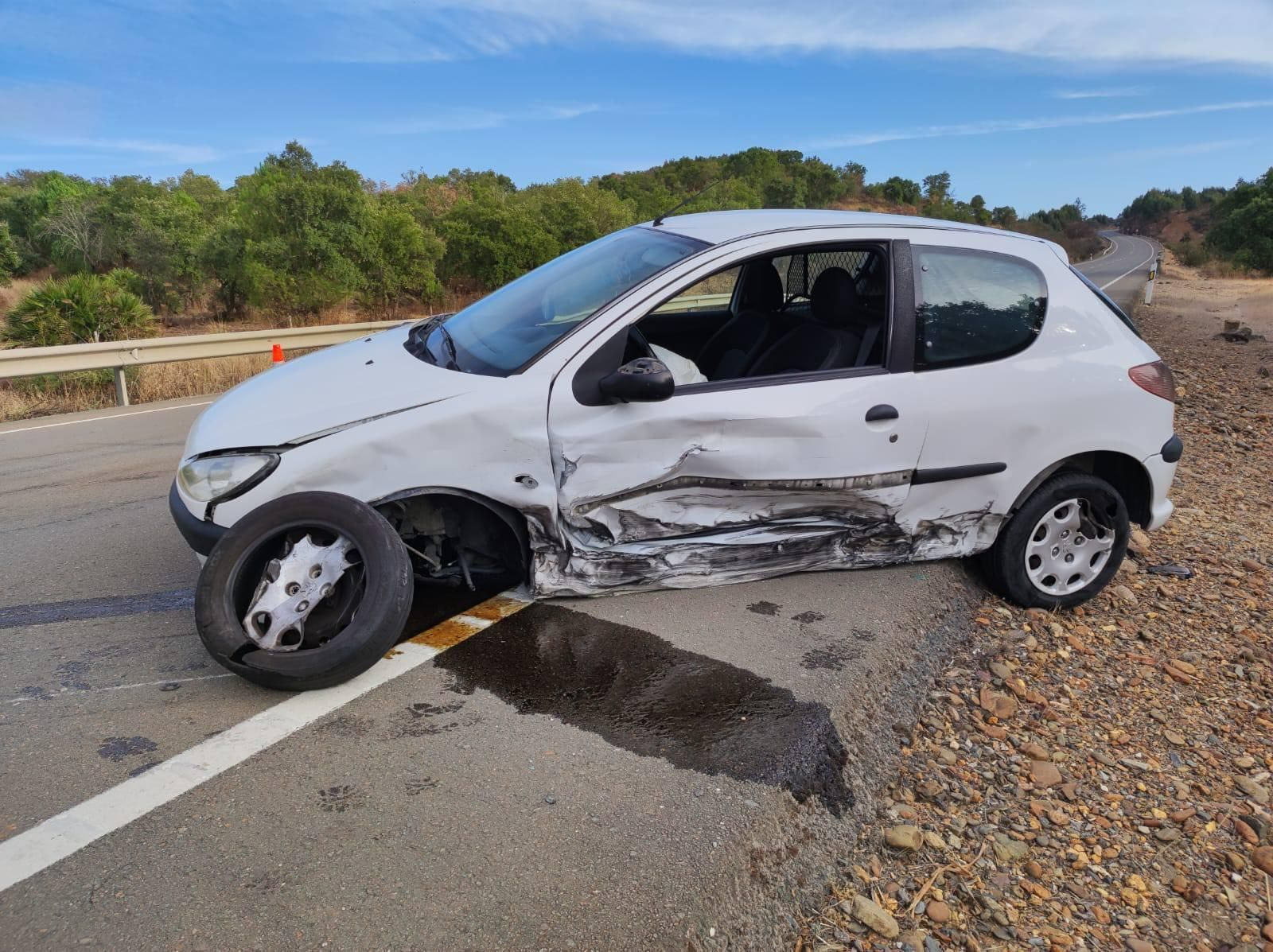 Estado de uno de los vehículos implicados en el siniestro vial tras la colisión.