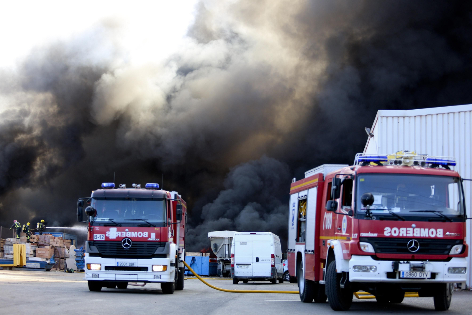 El incendio en el polígono Guadalhorce de Málaga, en fotos