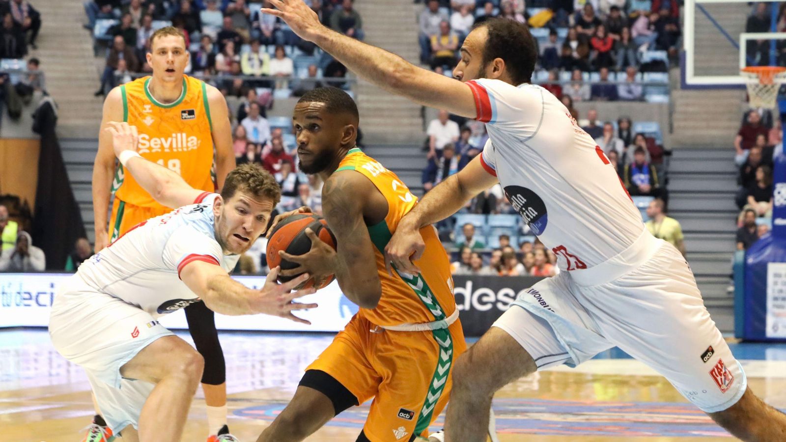 Tyson Pérez entra a canasta ante Zurbriggen y Phil Scrubb.