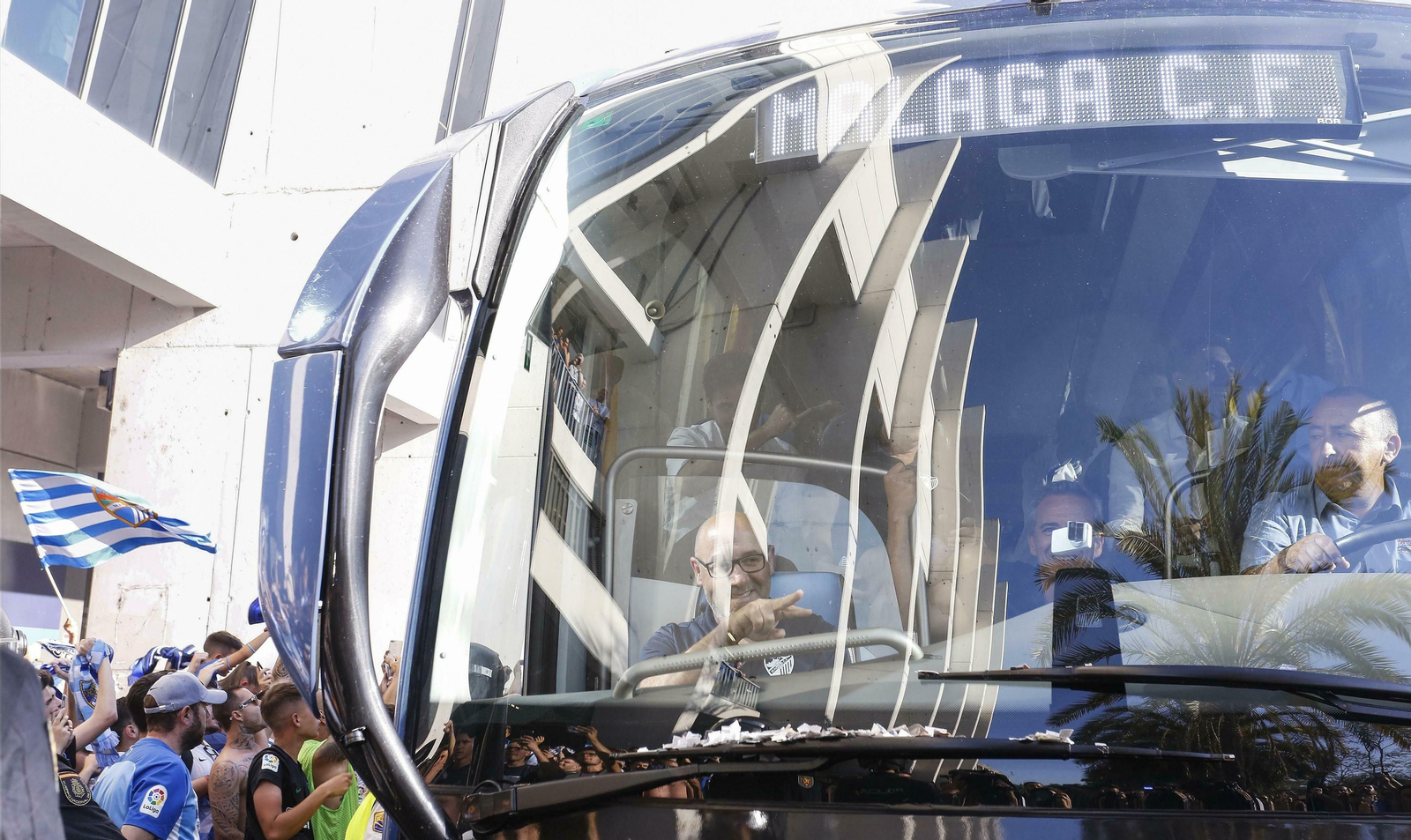 El recibimiento del Málaga C.F. antes de la vuelta contra el Dépor, en fotos