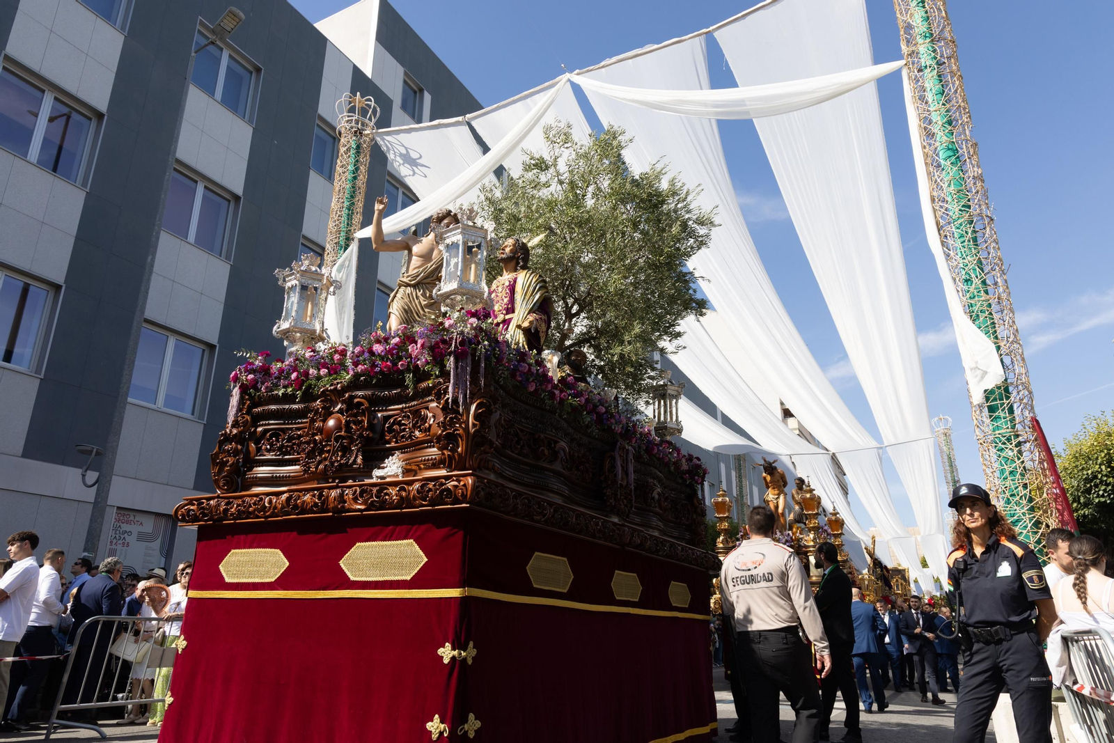 Un Jaén repleto de fieles acompañan los traslados de las veinte imágenes de la Magna (II)