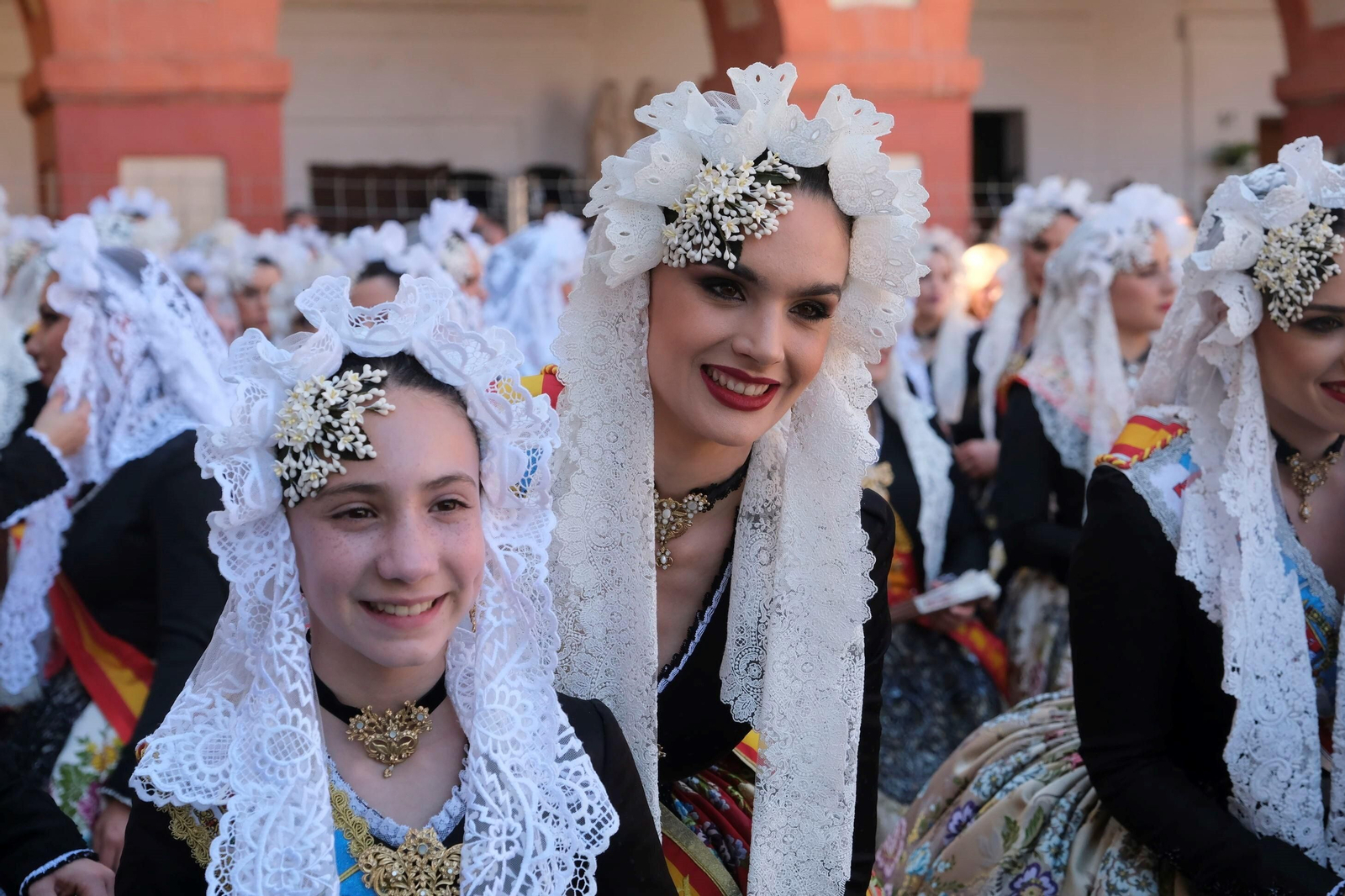 La 'máscletá' y el desfile de 'belleses' alicantinas celebrado en la plaza de la Corredera de Córdoba, en imágenes