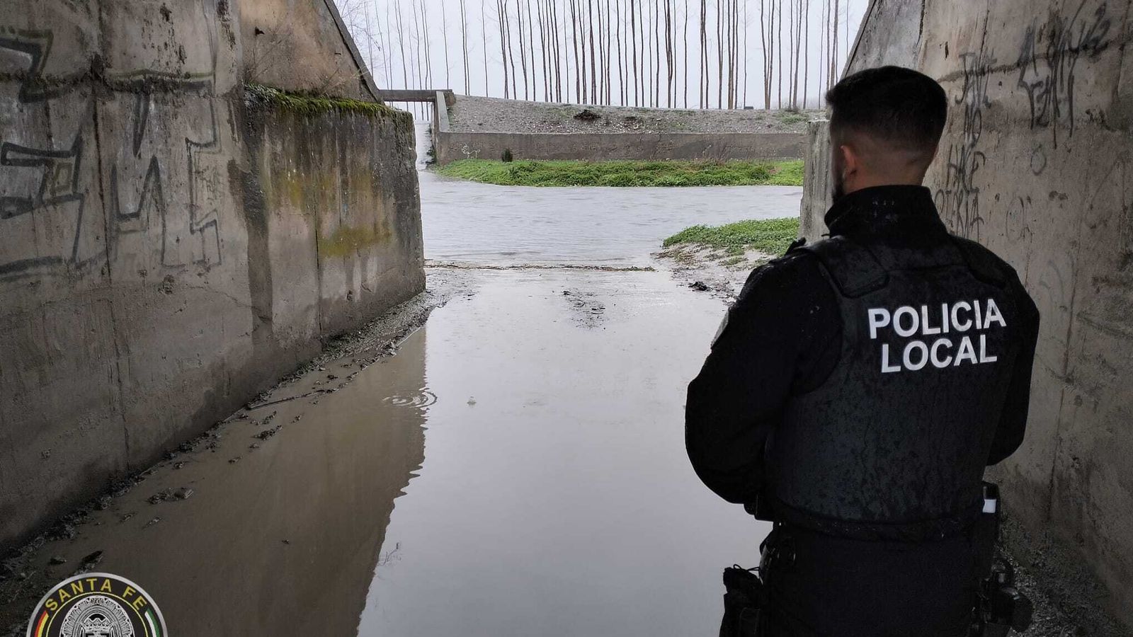 Un agente de la Policía Local de Santa Fe, en el vado