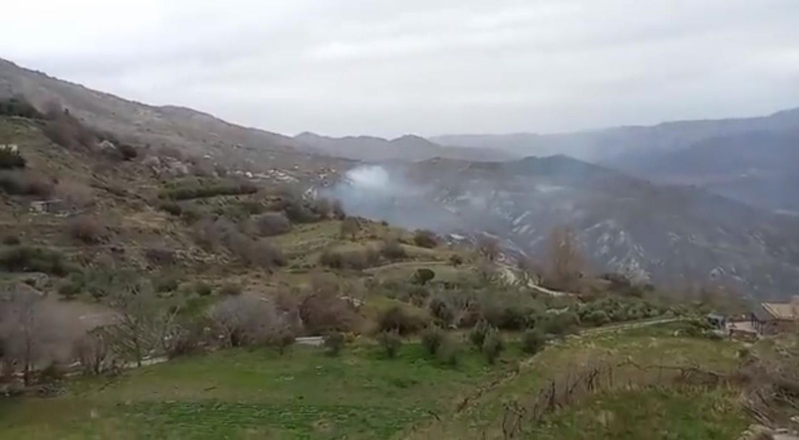 Imagen del humo provocado por el incendio forestal en Carataunas, en la Alpujarra de Granada