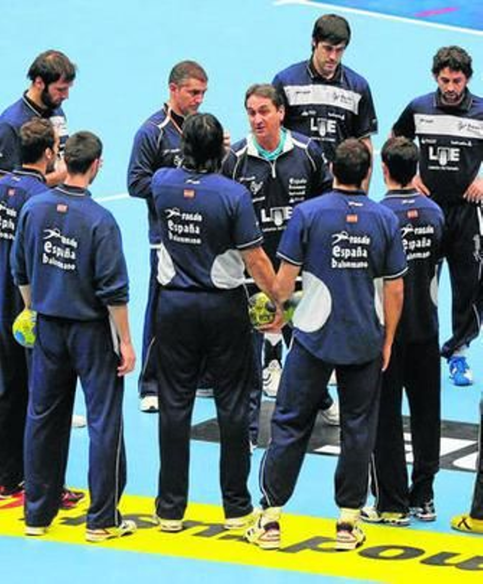 El seleccionador español, Valero Rivera, se dirige a sus jugadore antes de un entrenamiento. El seleccionador español, Valero Rivera, se dirige a sus jugadore antes de un entrenamiento.