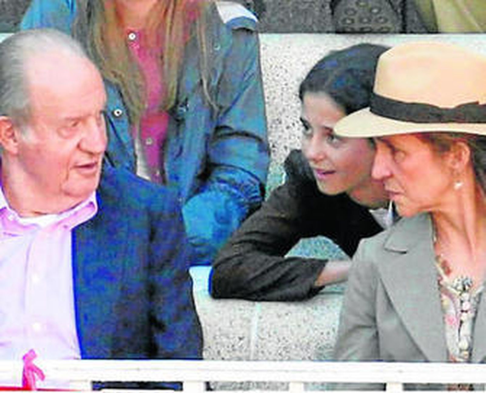Don Juan Carlos comparte confidencias con su hija y su nieta.