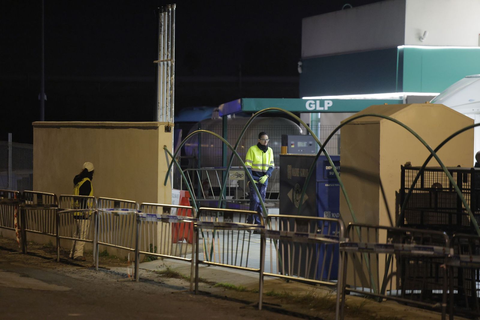 El derribo de la gasolinera de Alcosa, todas las fotos