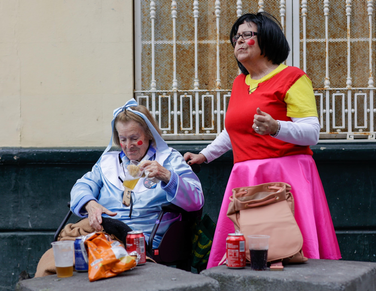 Las mejores imágenes de un Lunes de Coros pasado por agua en el Carnaval de Cádiz 2024