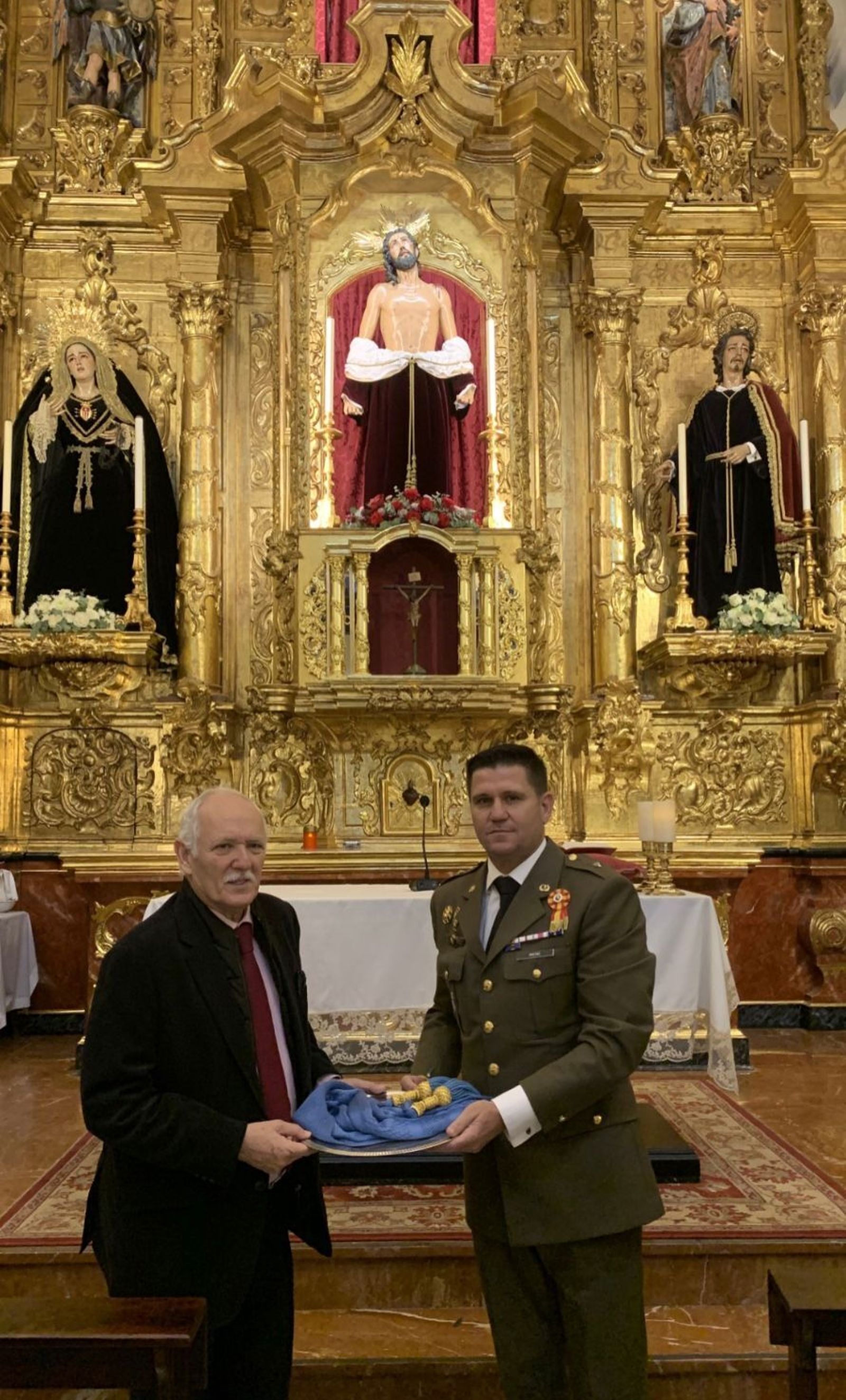 Acto de entrega del fajín al hermano mayor, Rafael Aranda