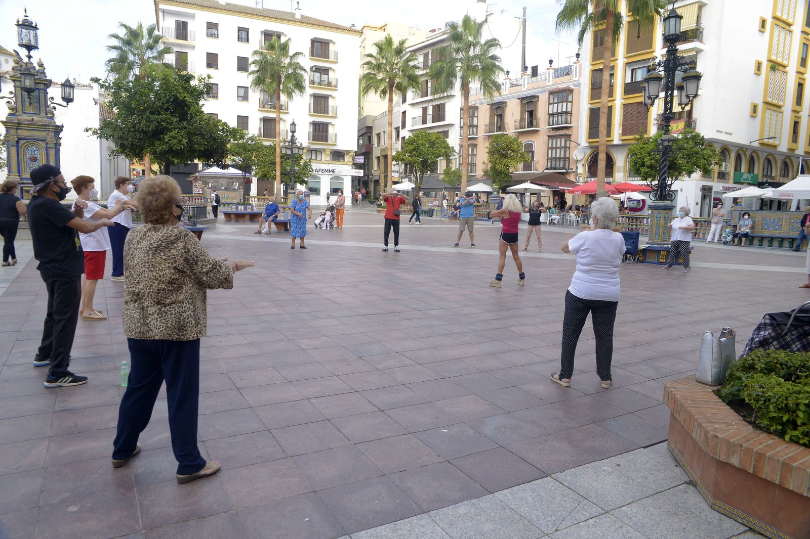 Fotos de personas mayores haciendo gimnasia en la Plaza Alta