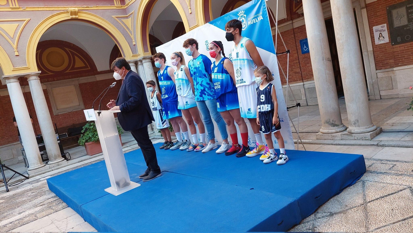 El alcalde de Huelva, Gabriel Cruz, durante el acto de presentación de la temporada del CD Huelva.