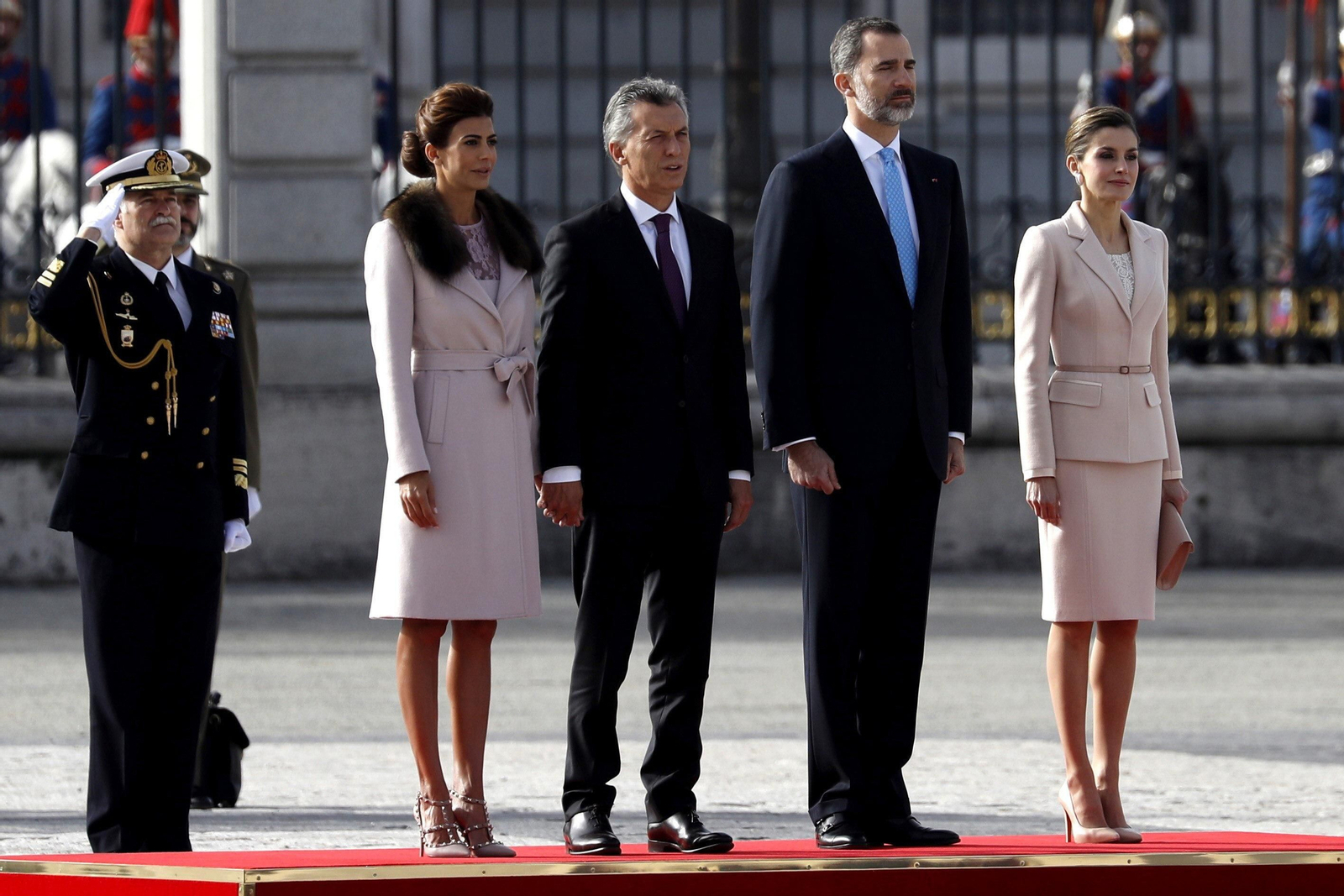 Felipe VI y la Reina Letizia reciben al presidente de Argentina, Mauricio Macri, y su esposa en el Palacio Real.