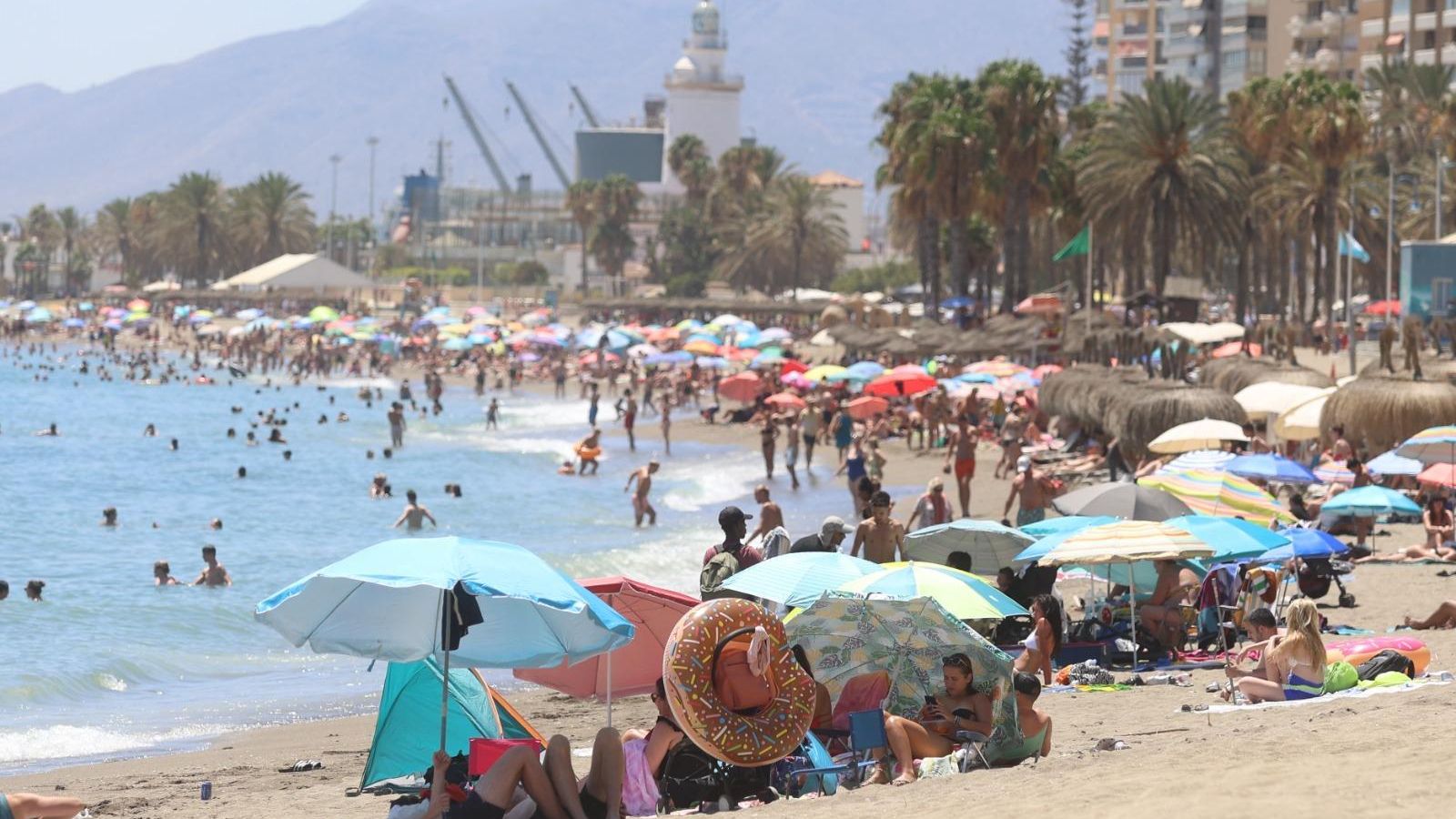 Playas abarrotadas en Málaga el primer día de agosto.