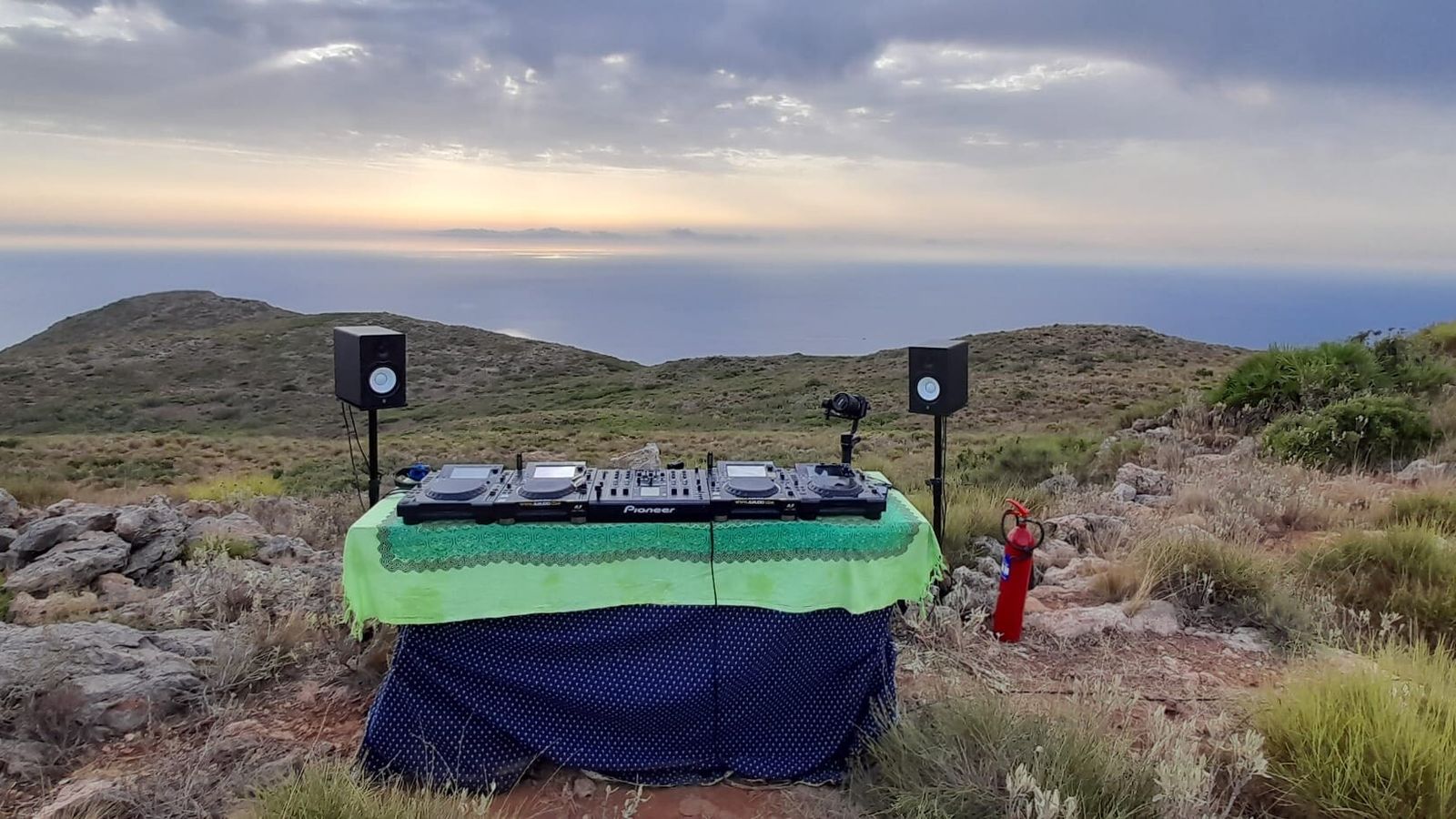 Equipo que utilizaron para pinchar la música en mitad de la naturaleza.