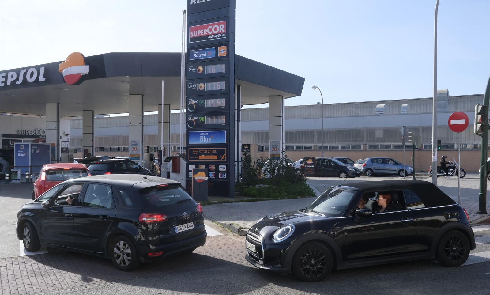 Las colas en las gasolineras de Córdoba antes del fin de la bonificación del Gobierno, en imágenes