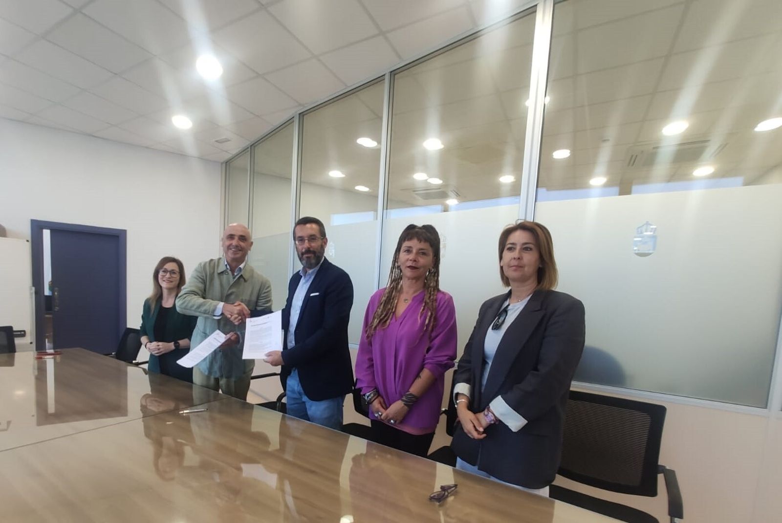 La firma del convenio entre la Fundación Cepsa y el Ayuntamiento de La Línea.