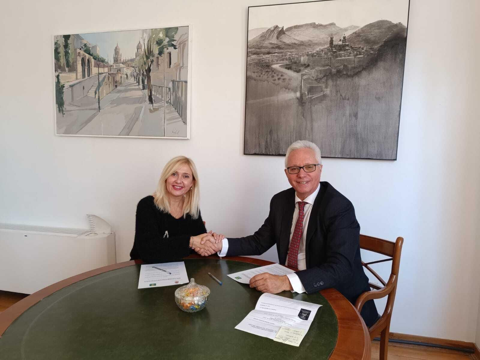 Firma con la Caja Rural.