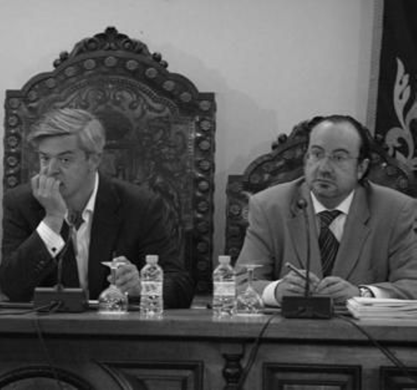 Juan Carlos Juárez y Juan Montero, del PP, durante una sesión plenaria.
