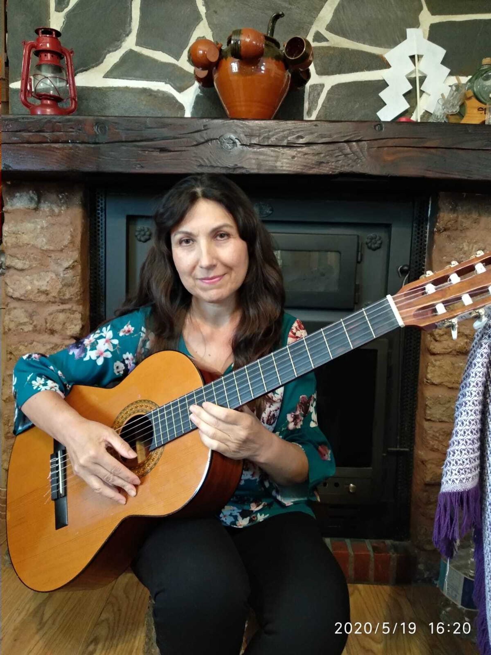 Loli Muñoz acompañada de su guitarra en estos momentos de encierro que le sirve para componer.