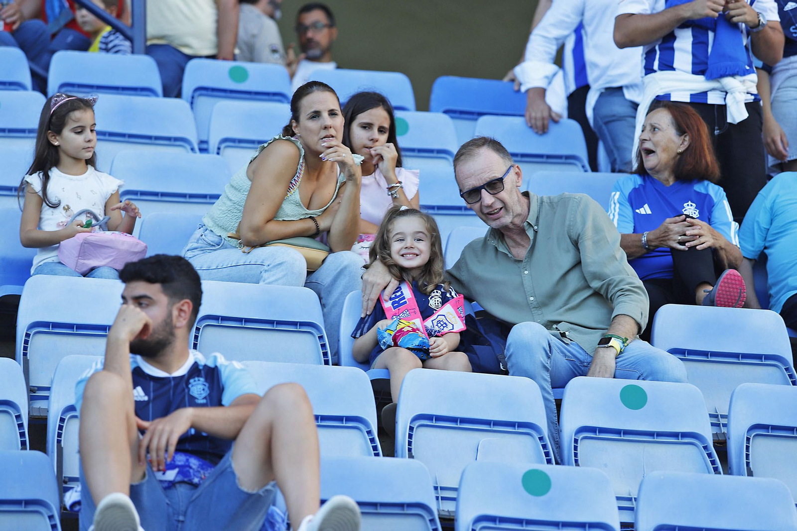 Imágenes del ambiente en el Recreativo de Huelva y Antequera CF