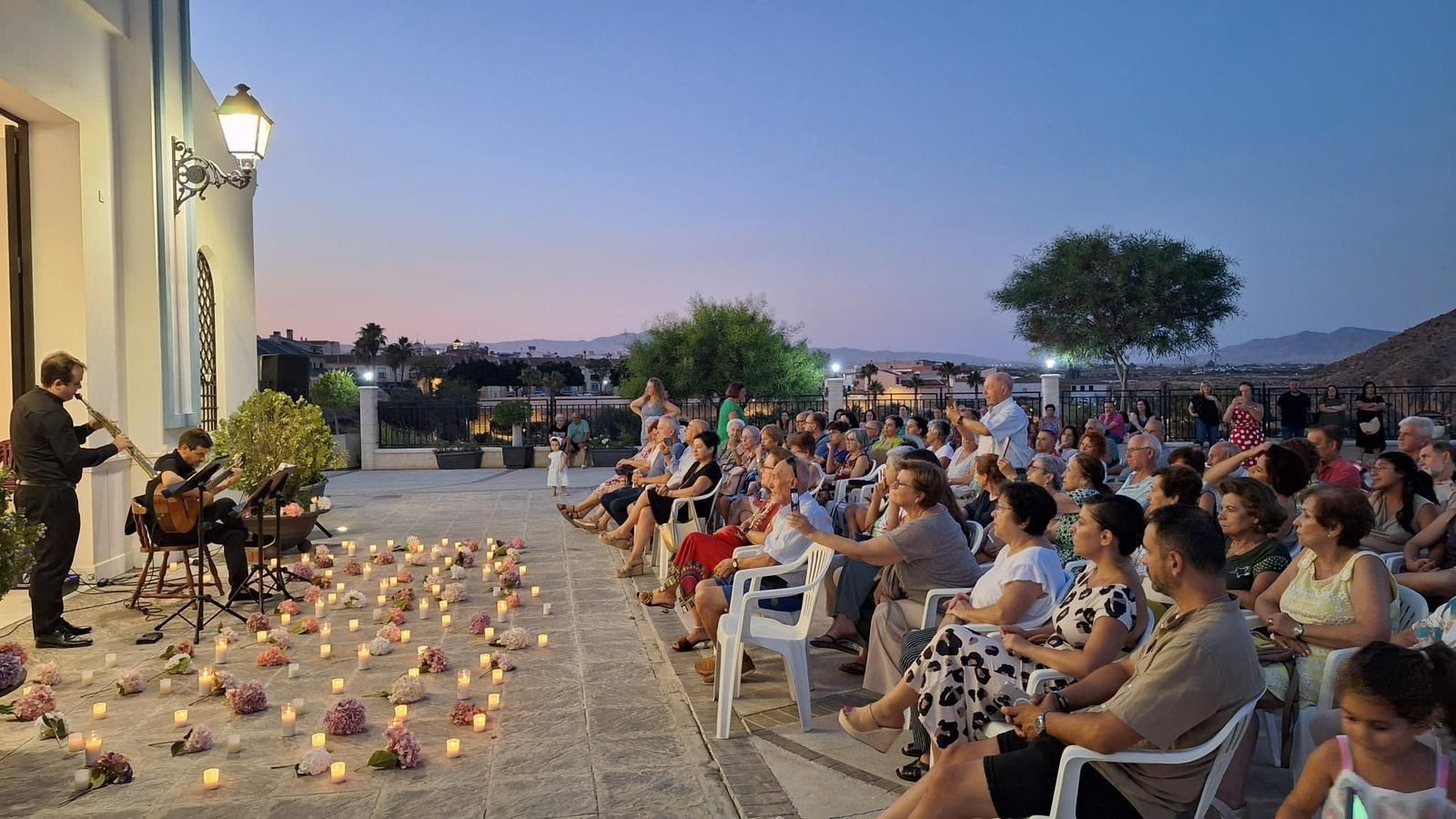 David Sánchez Uribe y Juan Antonio Valera tocaron a la luz de las velas en la plaza de la ermita Virgen del Río.