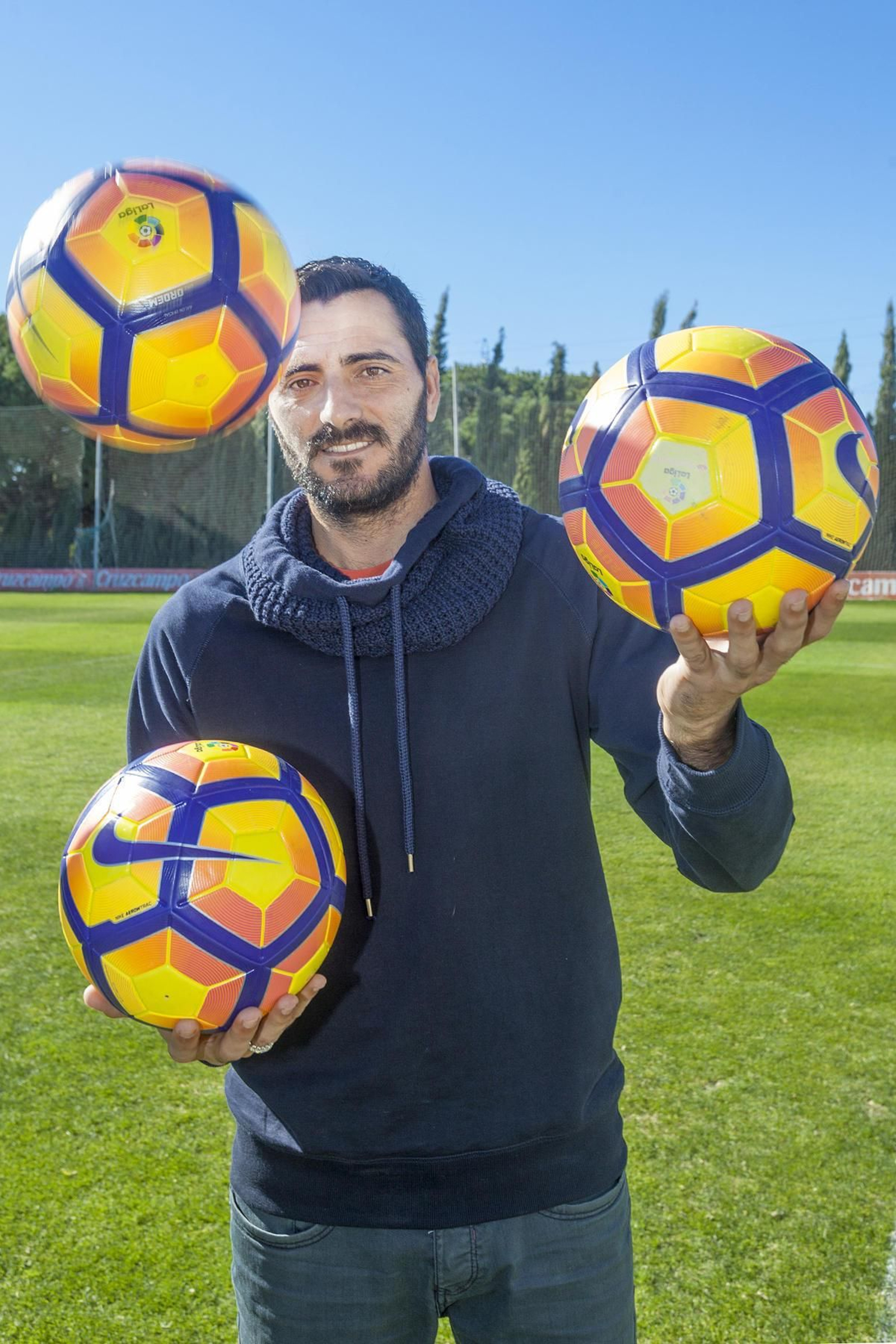 Dani Güiza juega con tres balones.