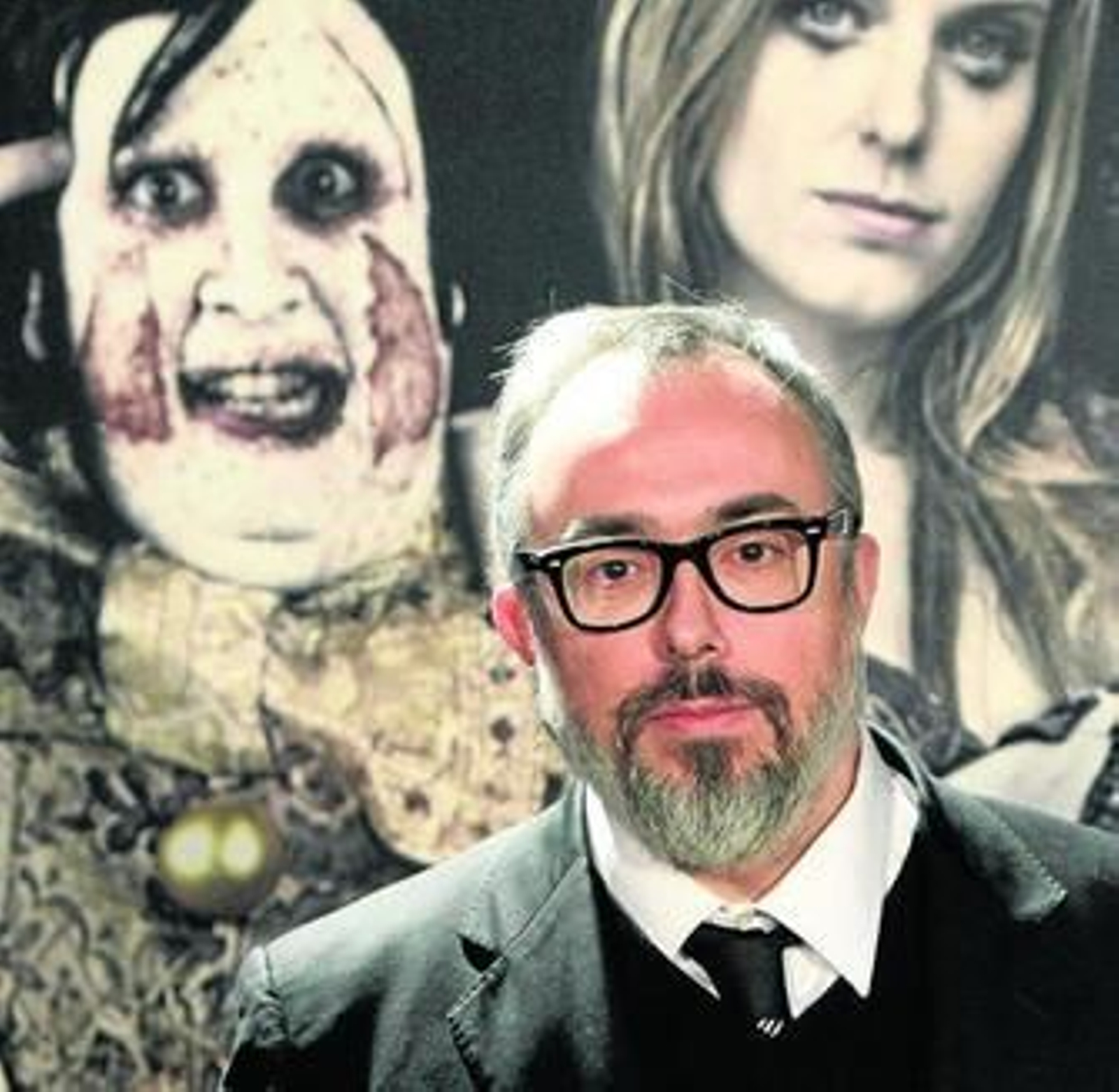 Alex de la Iglesia, ayer ante un cartel promocional de la película.
