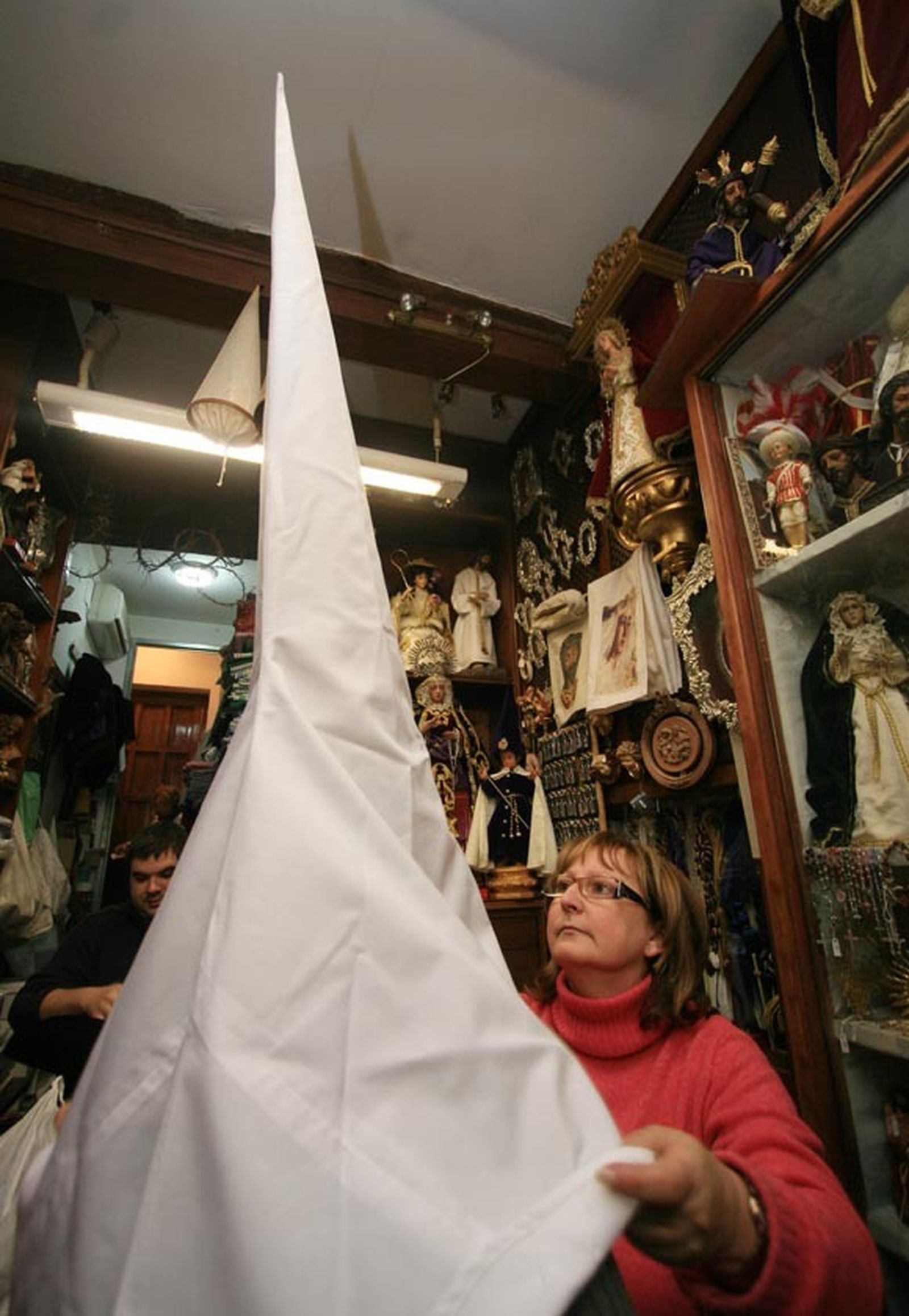 María del Río: Del cartón cosido a mano al capirote de rejilla