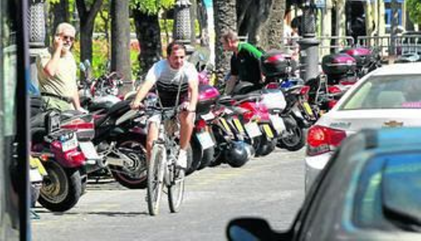 Un  hombre circula con su bici por el centro de Jerez días atrás.