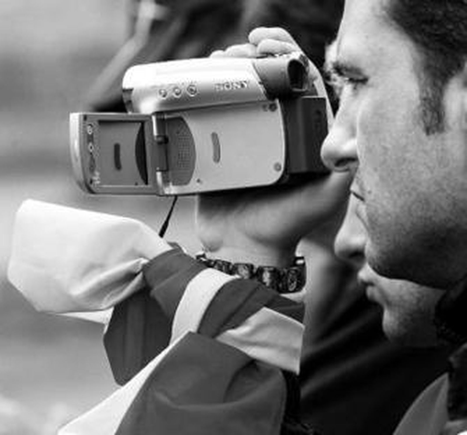 Un aficionado graba el entrenamiento de la selección.