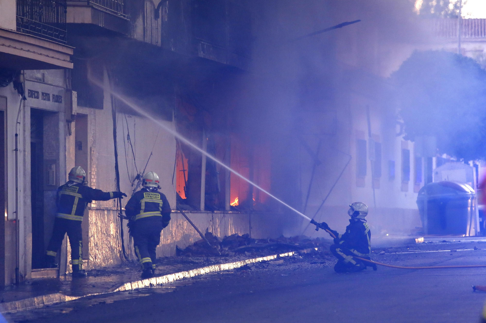 Incendio de un edificio de 18 viviendas en Ronda, en fotos
