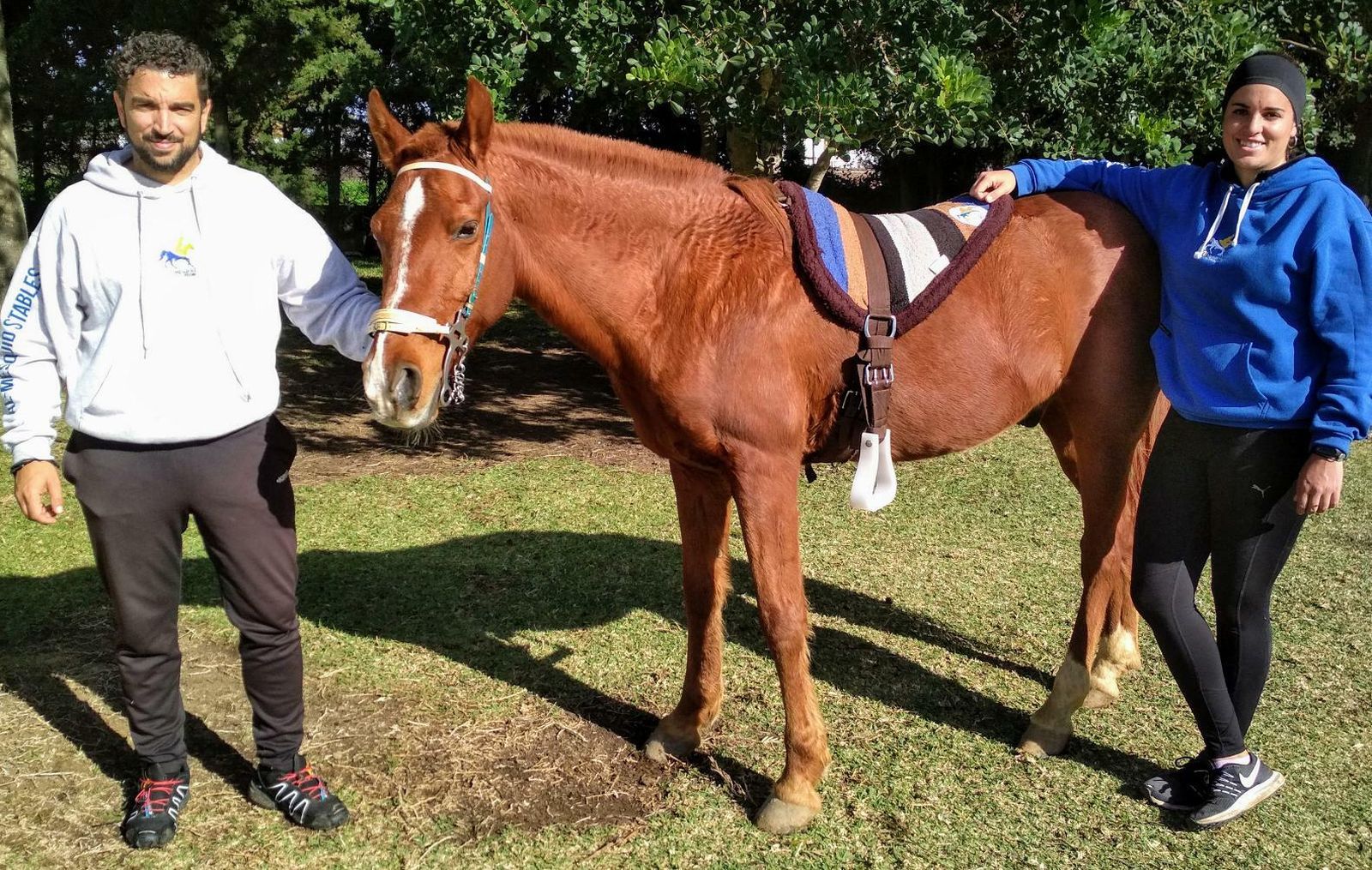 Los emprendedores sanluqueños Manuel Riscart y Claudia Lorenzo, responsables de Al-Mesquid Stables, con su caballo Haikan.