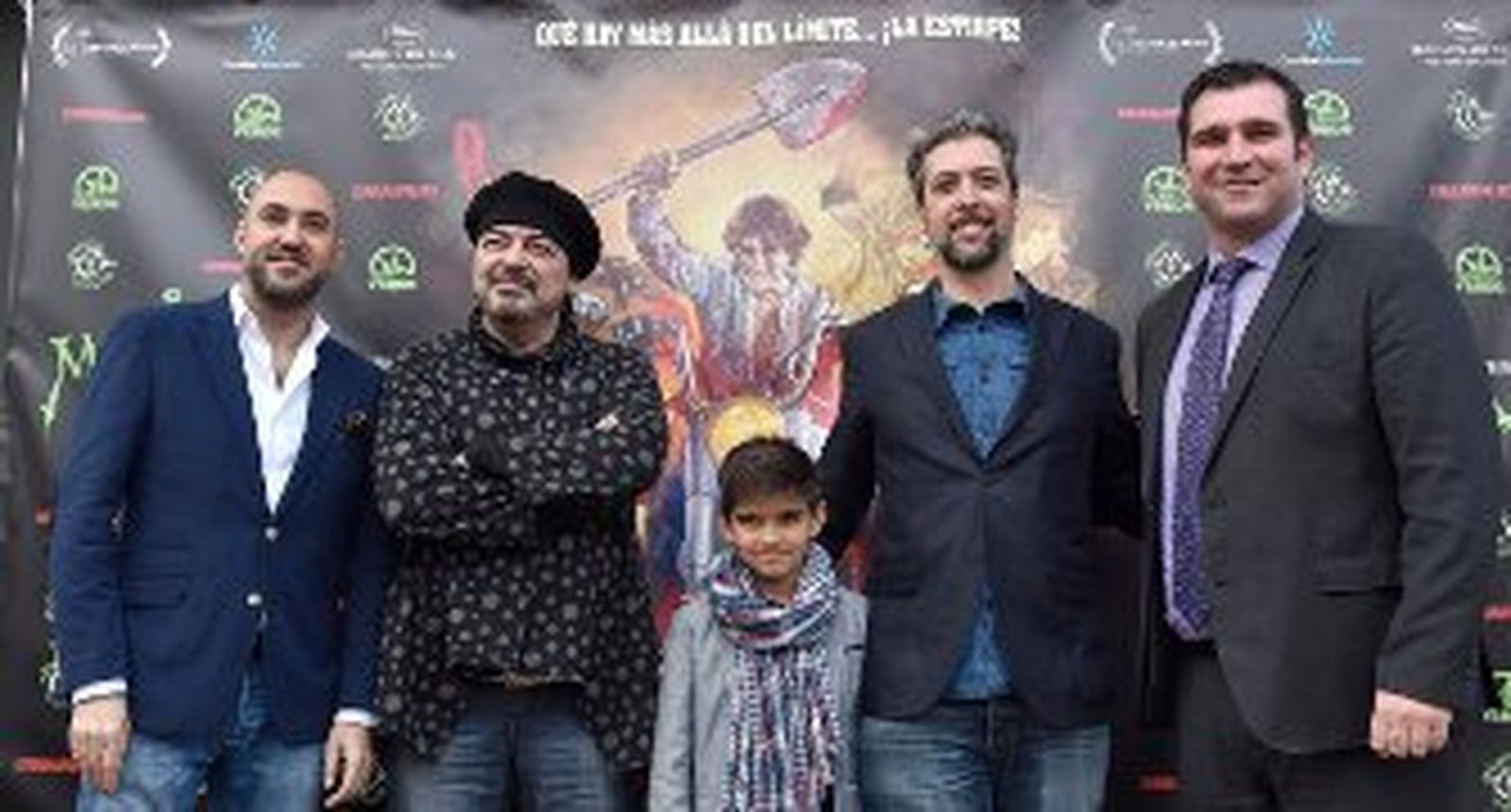 De izquierda a derecha, Antonio Moyano, Antonio Canales, Jesús Salgado (Canales niño en la cinta), David Chamizo y Francisco Azuaga, de Abades Triana. / Juan Carlos Vázquez