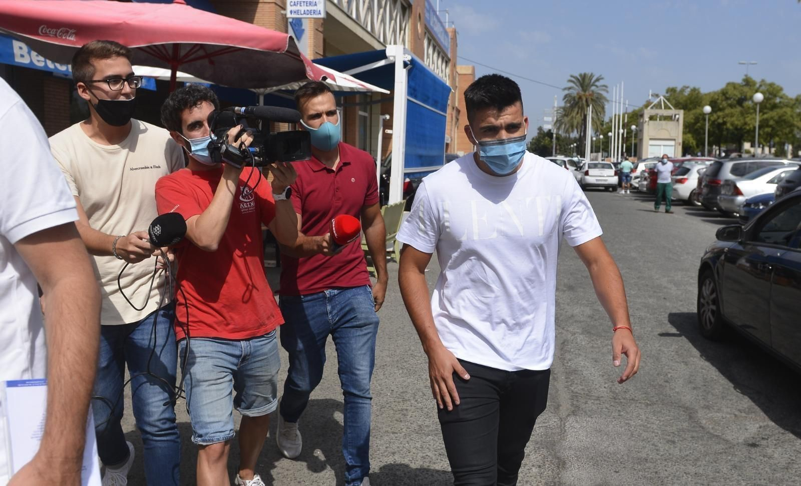El argentino Marcos Acuña, a la salida de la clínica sevillana esta mañana.