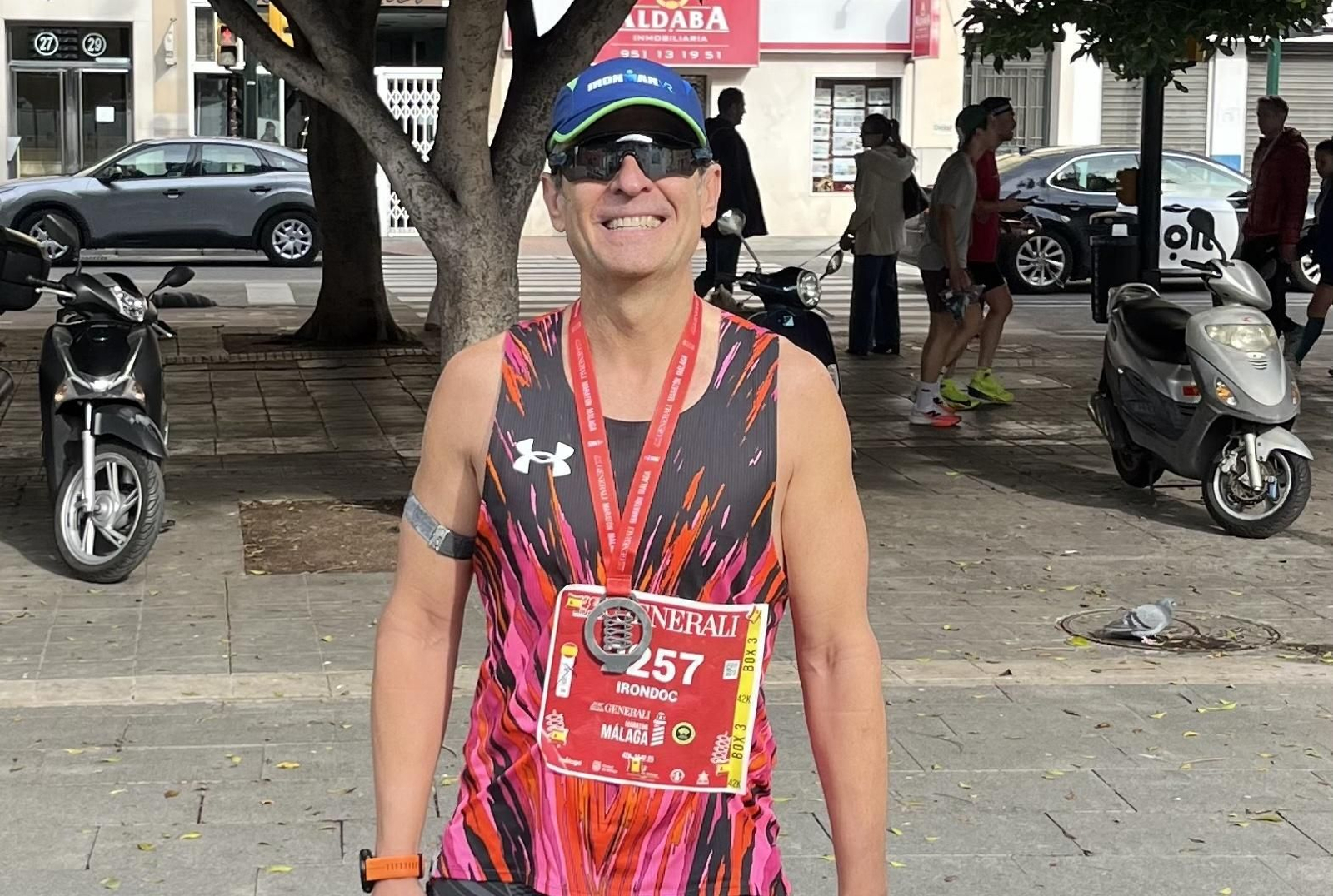 El doctor Antonio Ríos posa con su medalla al término de su participación en el pasado maratón de Málaga.