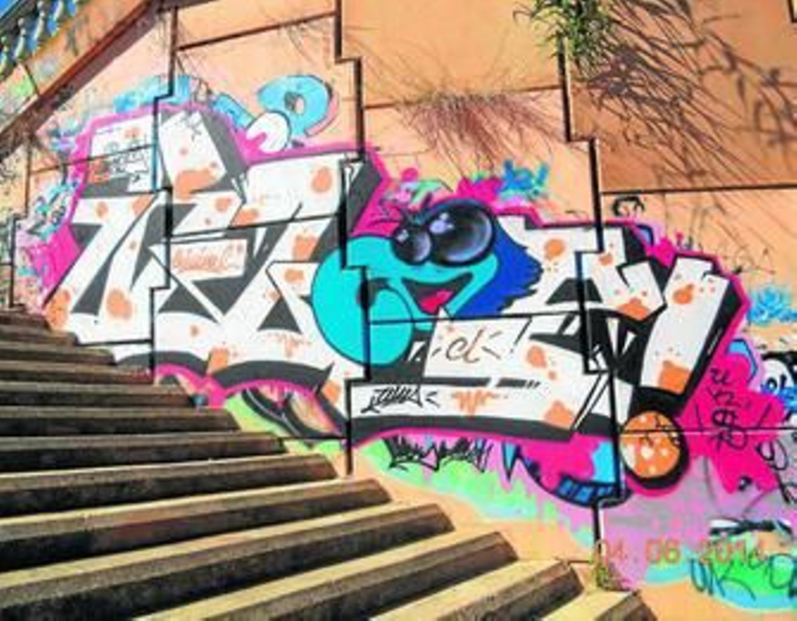 1. Pintada en el parque Alonso Sánchez. 2. Otra, en uno de los muros del antiguo Manuel Lois. 3. Grafitis en la plaza del Cine (abajo) y en el parque de la Esperanza. 4. Uno de los trenes garabateados, en la estación onubense de Zafra. 5. Pintada en la piedra del Palacio de Congresos de la Casa Colón. 6. Uno de los agentes, viendo las fotos. 7. Grafiti en la fachada de la farmacia de la calle Botica.