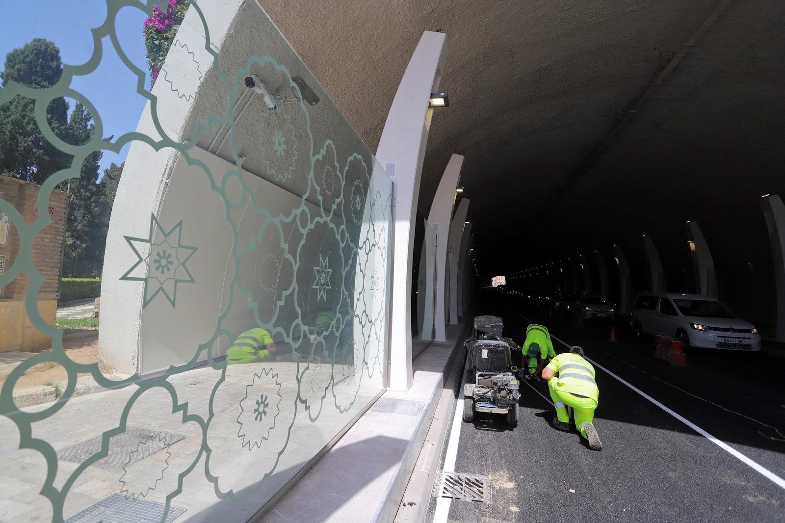 Operarios trabajando en el túnel de la Alcazaba de Málaga