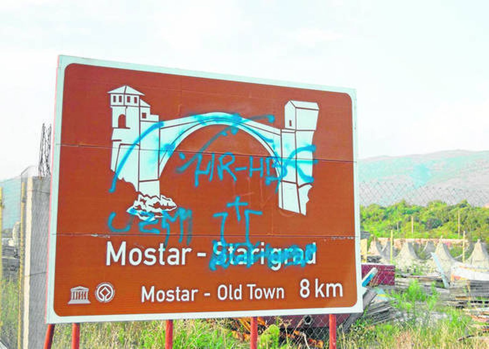 Cartel de entrada a Mostar, una de la ciudades más castigadas por los bombardeos durante la guerra.