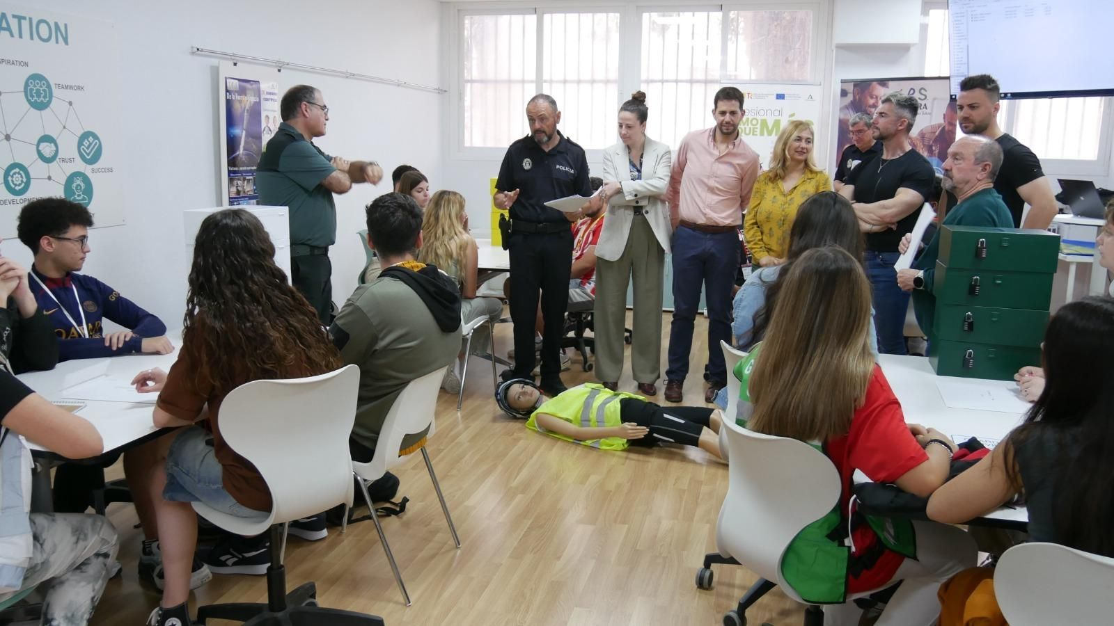 El IES Abdera celebra el escape room de la mano de Policía Local y Guardia Civil.