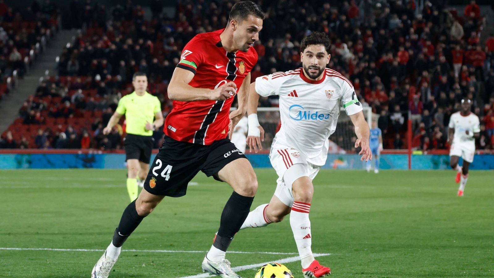 Maupay en su primer partido con el Sevilla.
