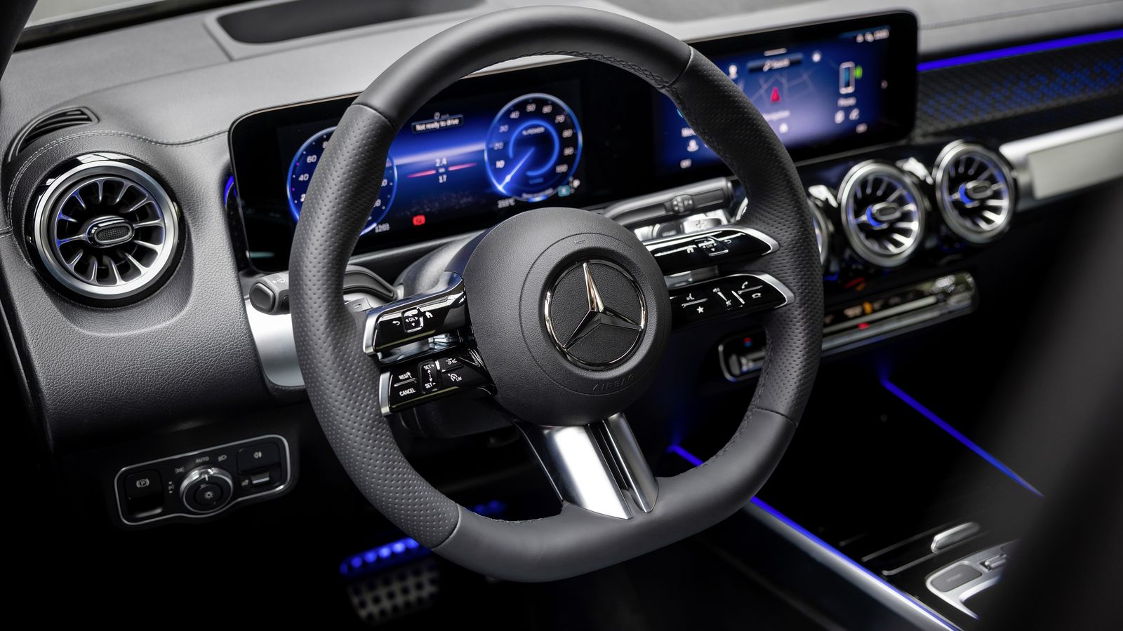 El volante es nuevo en ambos SUV e incorpora los nuevos interruptores y mandos de los Mercedes más modernos.