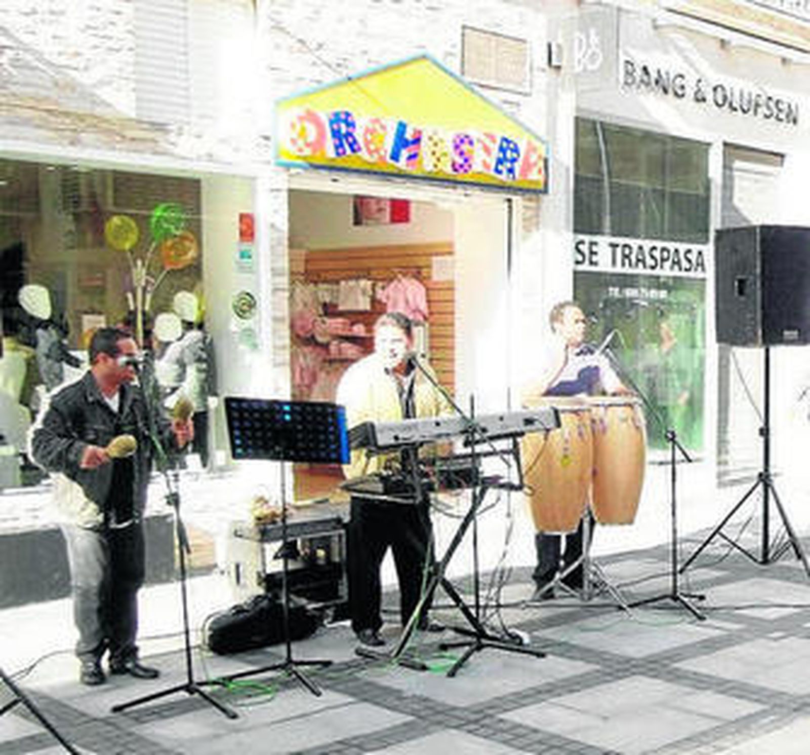Caimán Latín Brother durante su actuación en la calle Reyes Católicos.