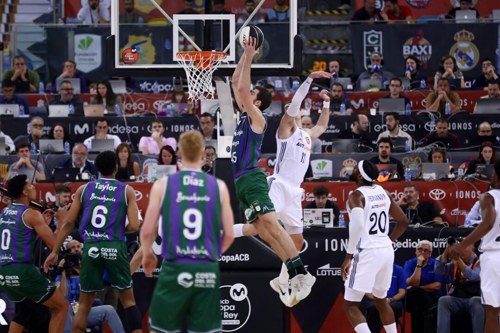 El Unicaja, campeón de Copa: Todas las imágenes del partido, la fiesta y la llegada a Málaga