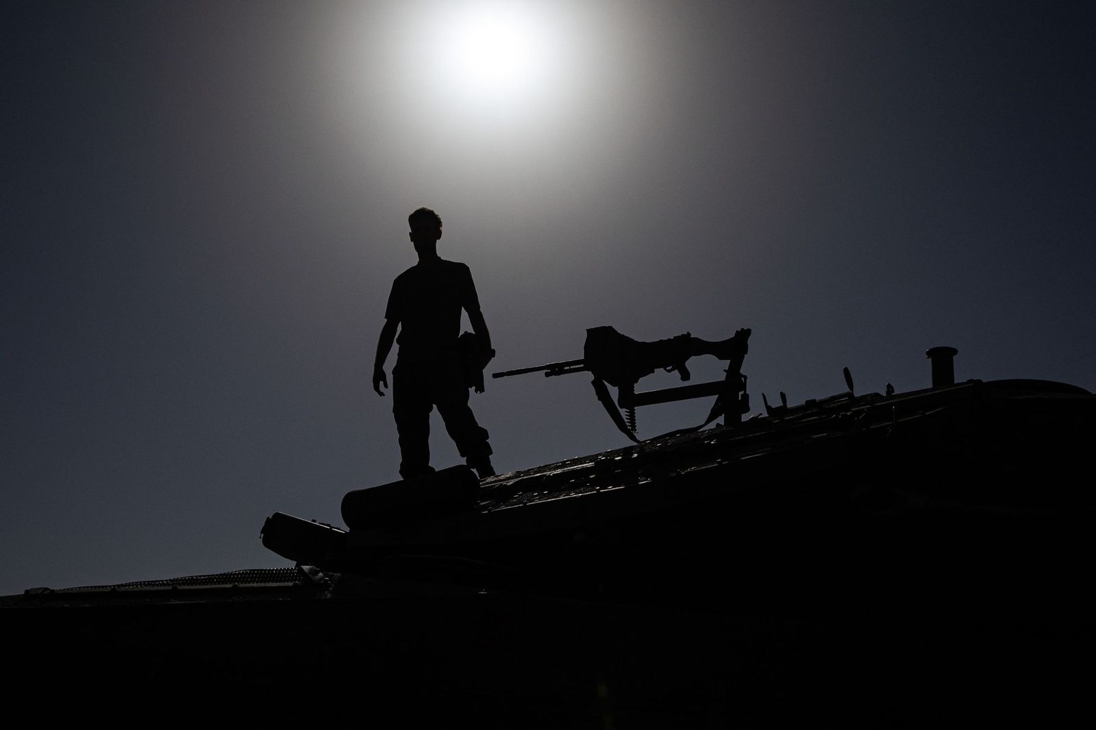 Un soldado israelí sobre un tanque de batalla en la frontera con la Franja de Gaza.