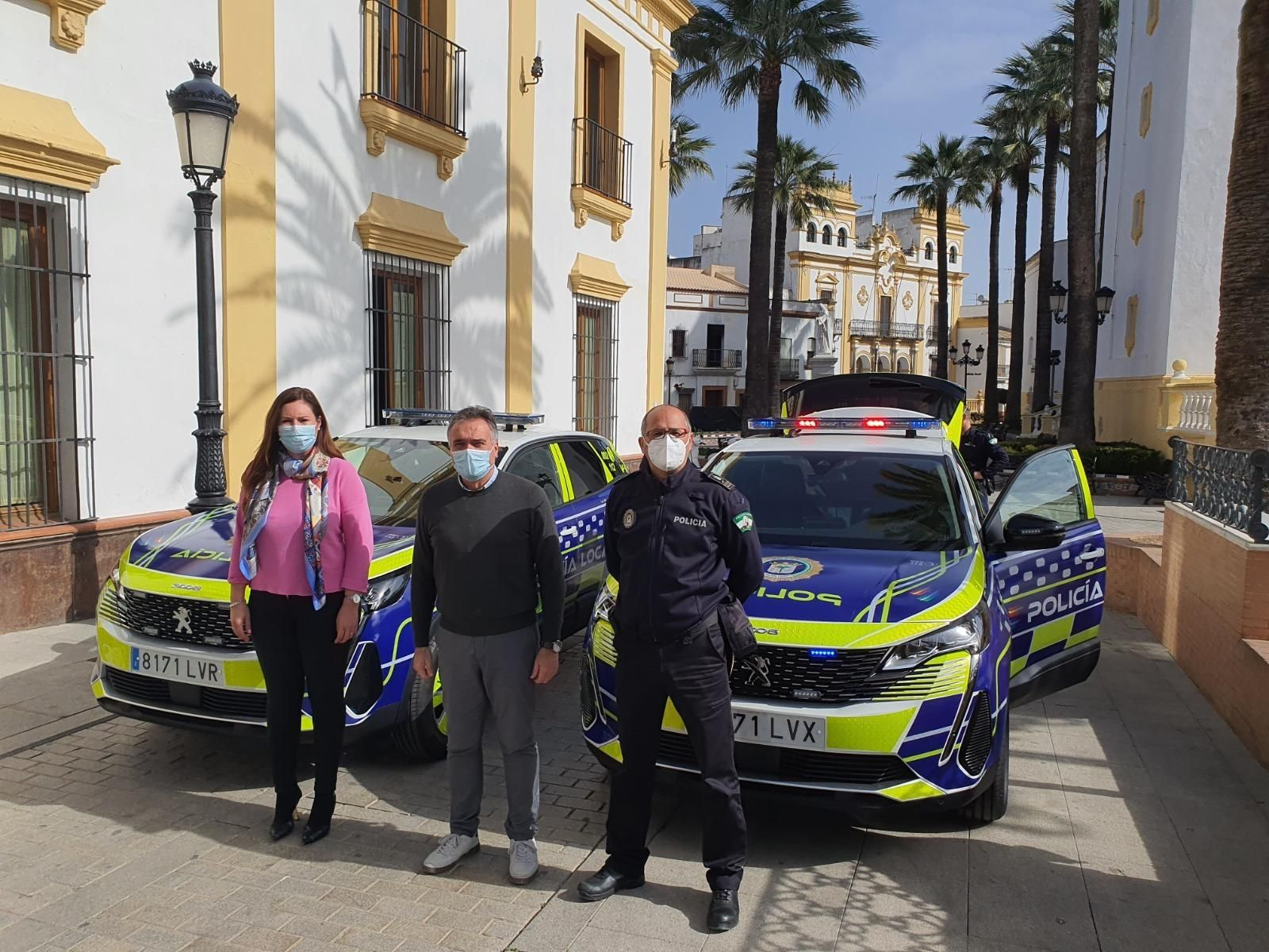 Rocío Moreno, Manuel García y José Manuel Benjumea, delante de los vehículos. Rocío Moreno, Manuel García y José Manuel Benjumea, delante de los vehículos.