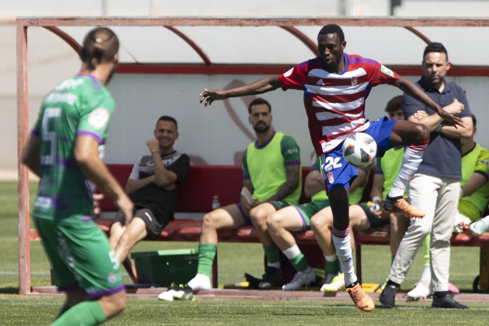 Osei trata de controlar el cuero con su pie izquierdo.