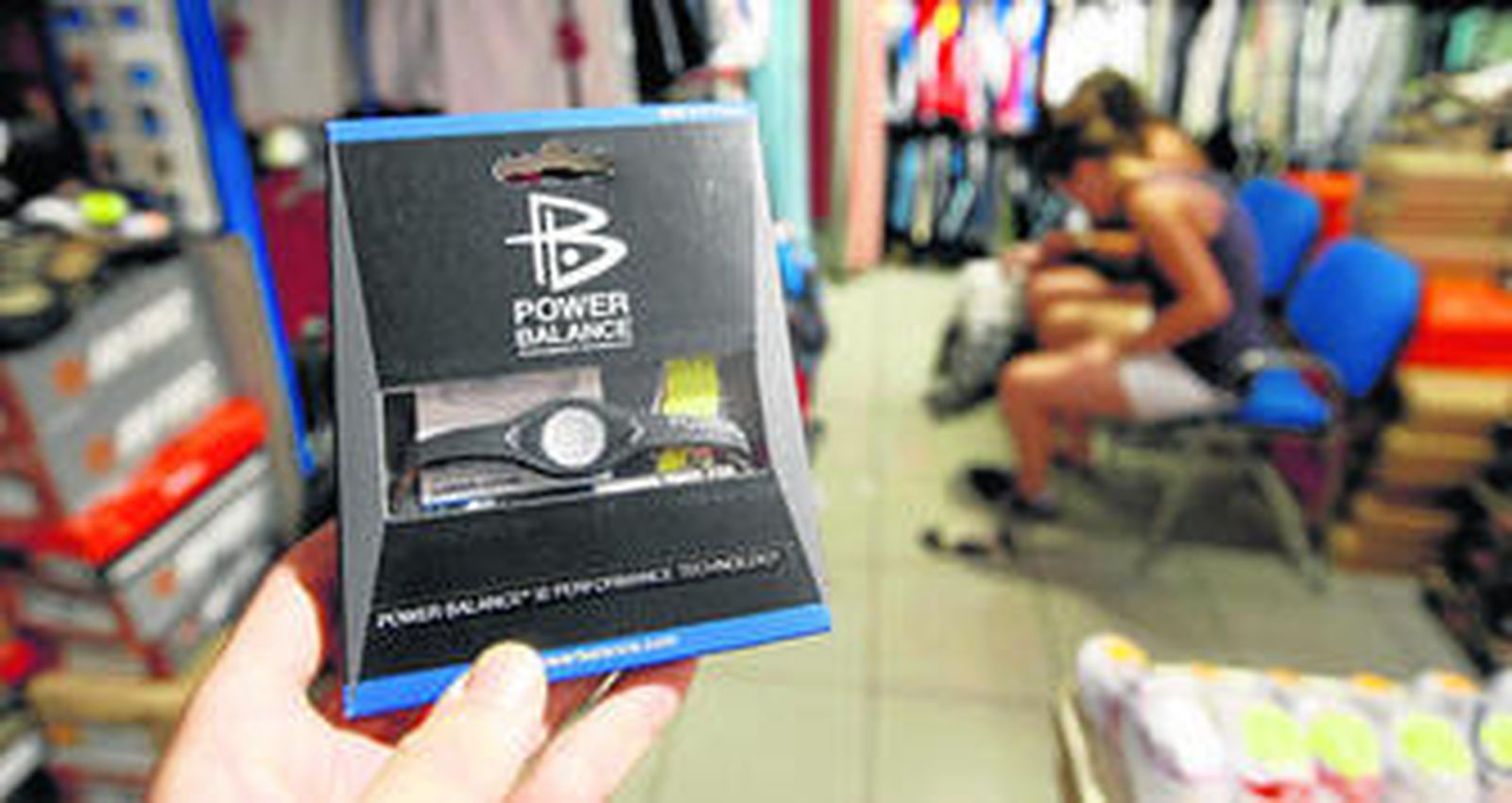 Los dependientes de las tiendas de deportes se cuestionan la eficacia de las "pulseras del equilibrio"