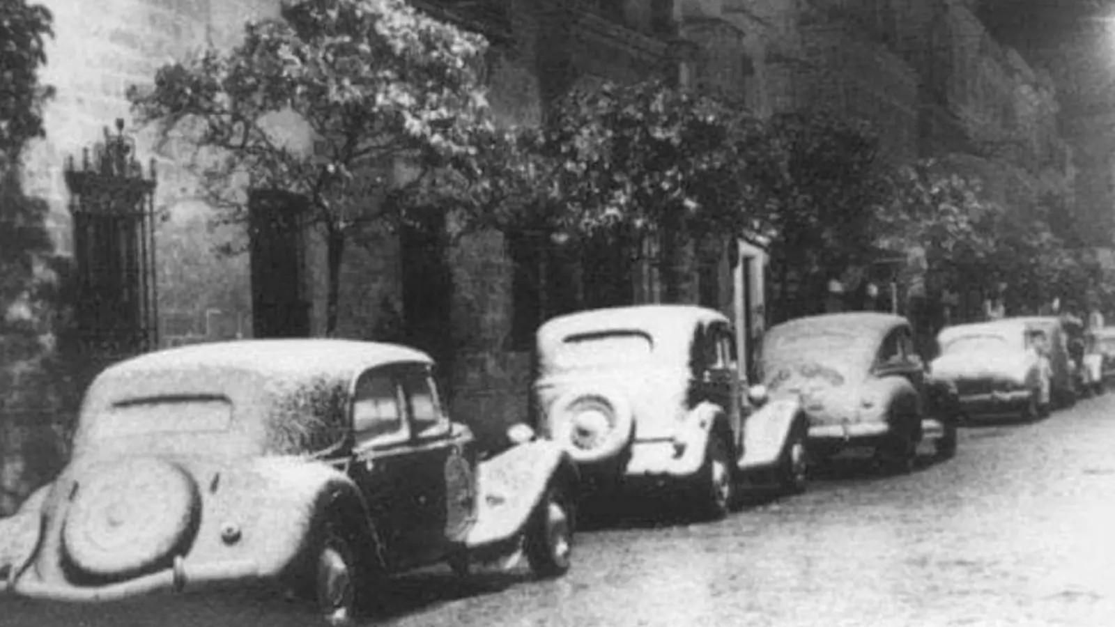Calles y coches de Jerez cubiertos de nieve tras la nevada de 1954.
